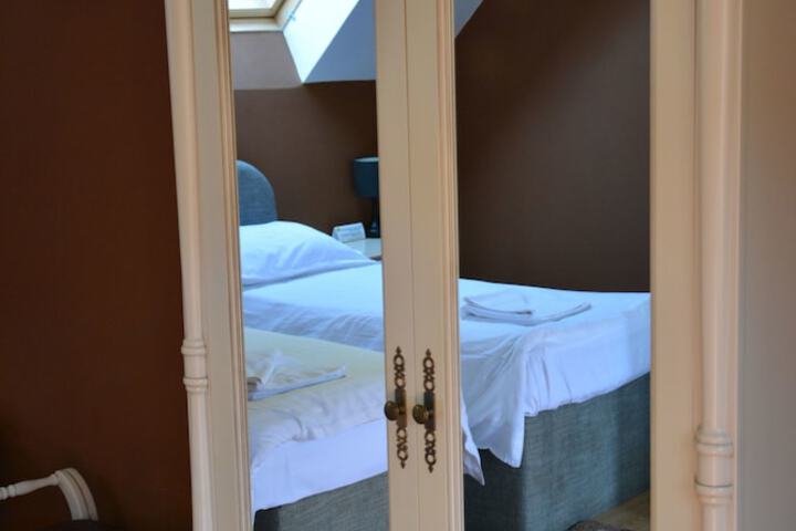 Room 8 of 34