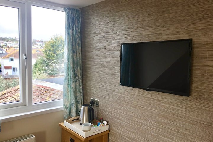 Room 5 of 65