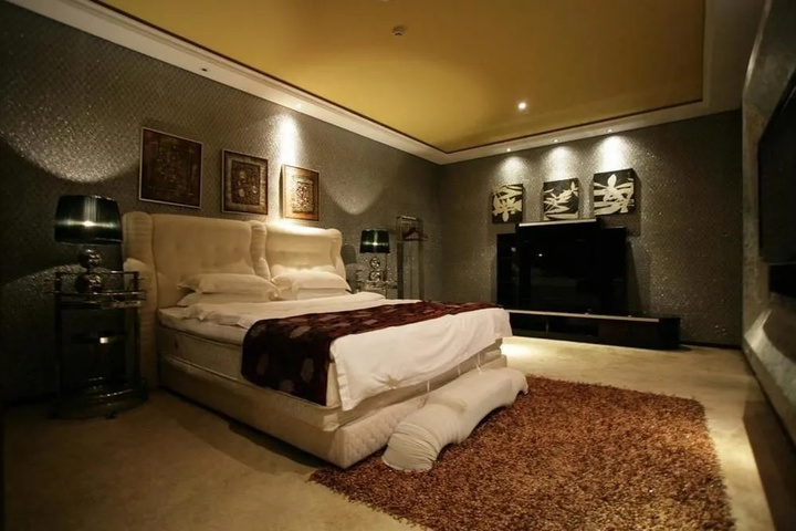Room 4 of 15