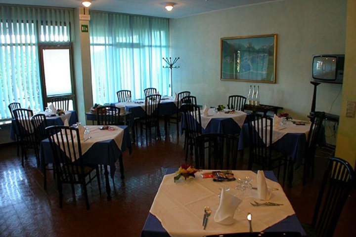 Dining 14 of 25