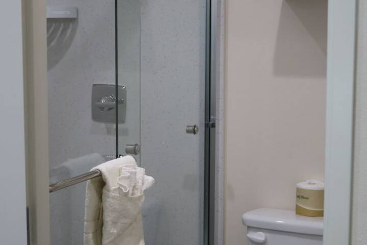 1 Queen Bed | Mob Accessible Roll in Shower Micfridg (21 of 25)