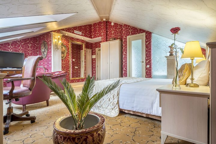 Room 30 of 102