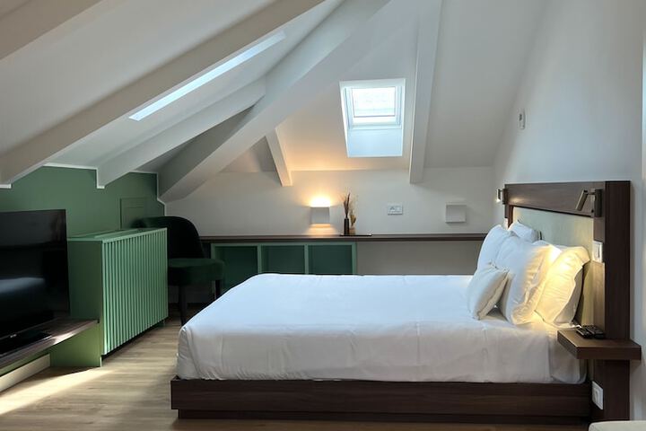 Room 7 of 18