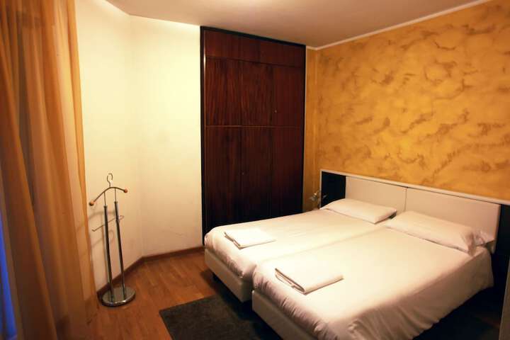 Room 9 of 33