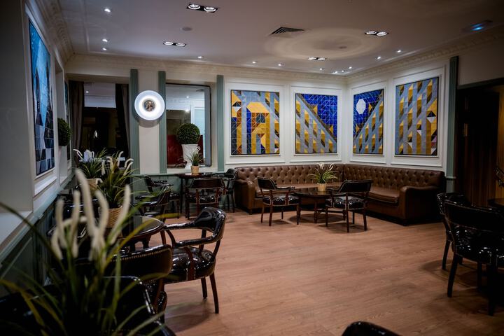 Lounge 73 of 84