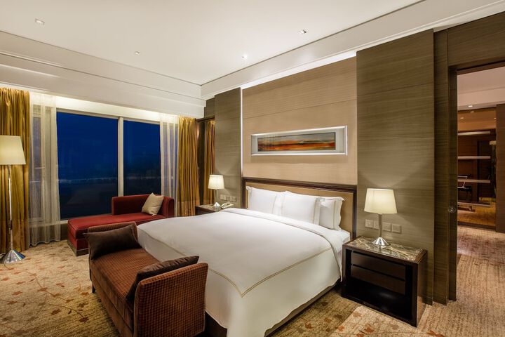 Room 3 of 82