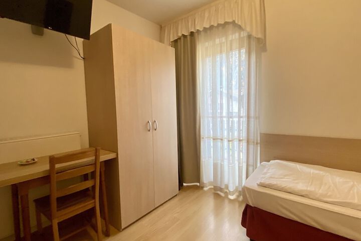 Room 16 of 148