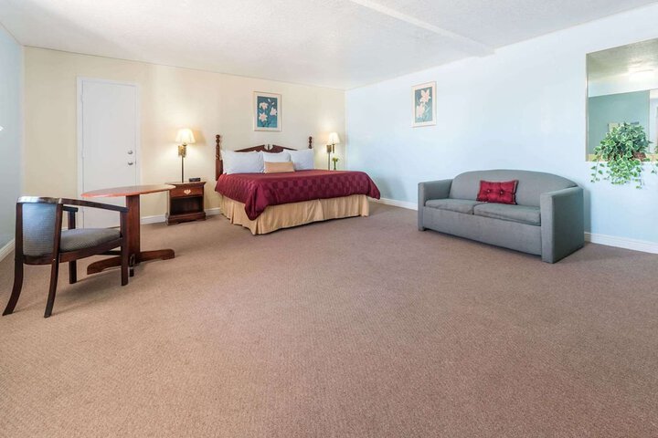 Room 6 of 35
