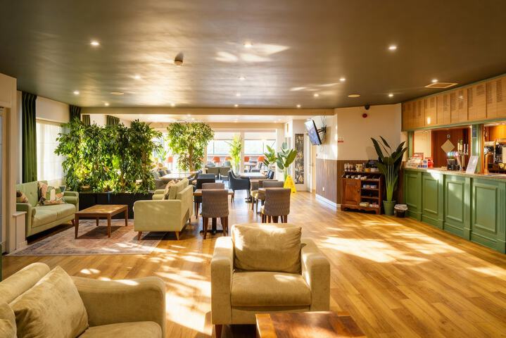 Lounge 57 of 66