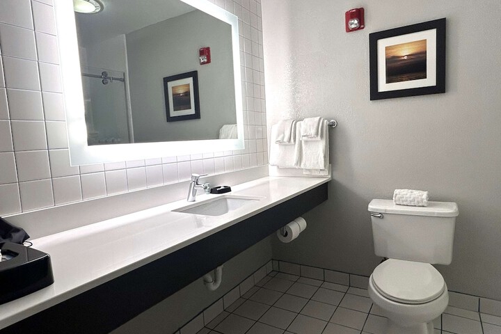 1 Queen Bed Microwave, Refrigerator Walk in Shower Full Breakfast (8 of 9)