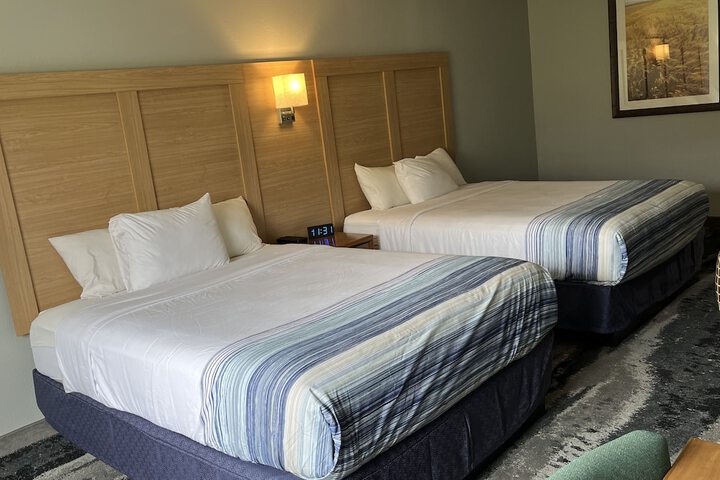 1 Queen Bed (18 of 25)