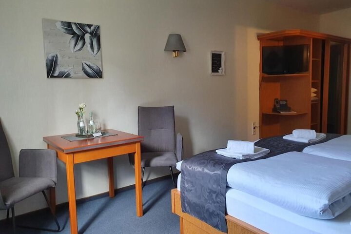 Room 9 of 16