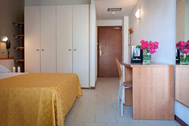 Room 13 of 32