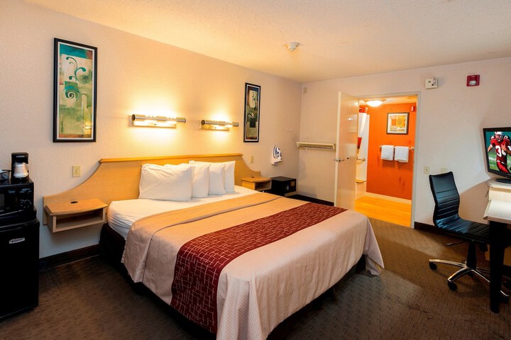 1 King Bed (9 of 18)