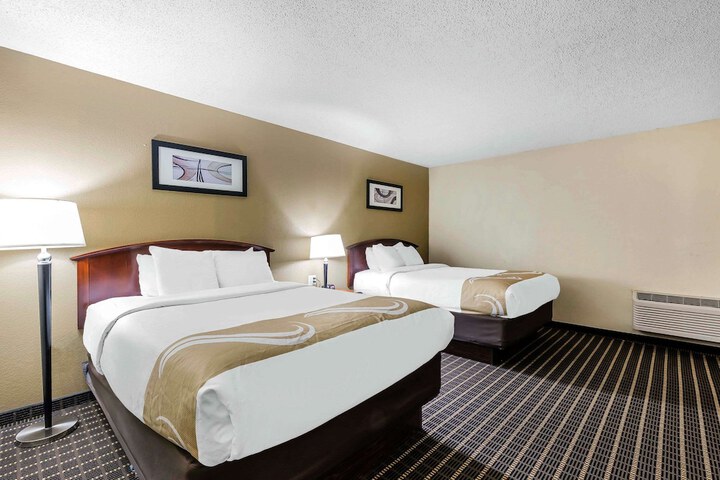 King and Queen Bed (4 of 11)