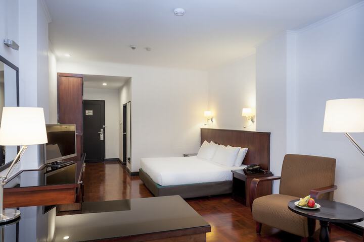 Room 12 of 106