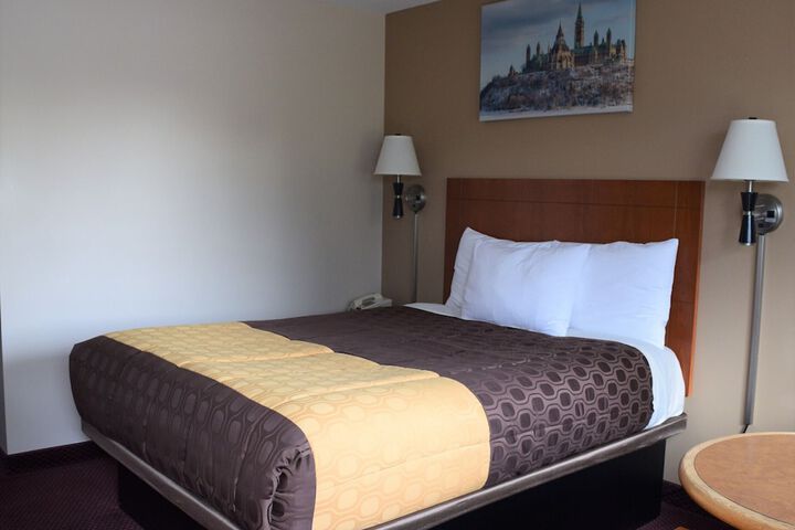 1 Queen Bed (4 of 16)