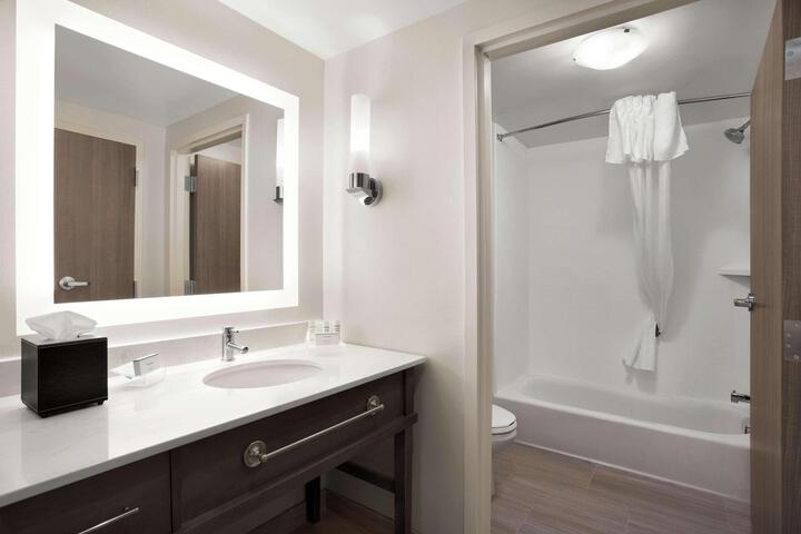 2 Queen Hearing Accessible Studio Suite (3 of 15)