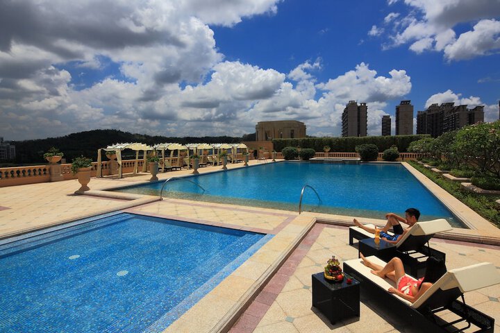 Hotel with Pool