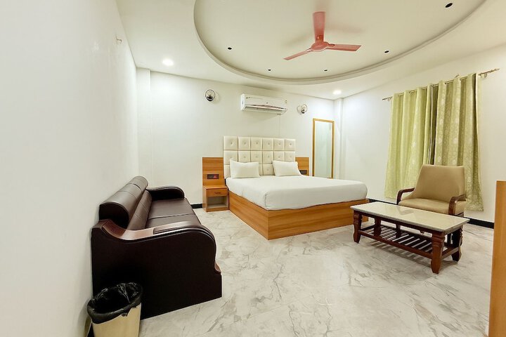 Room 5 of 9