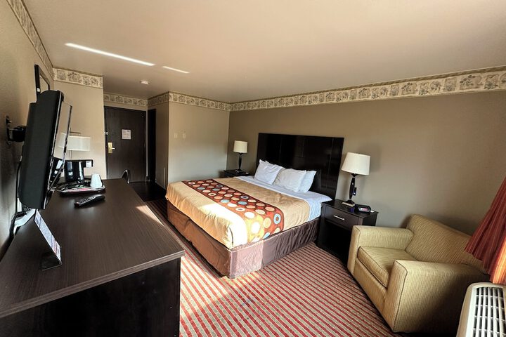 1 King Bed (13 of 16)