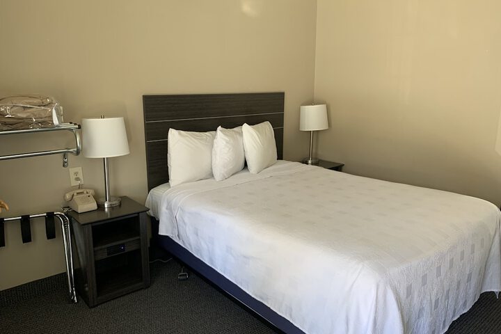 1 Queen Bed (20 of 27)