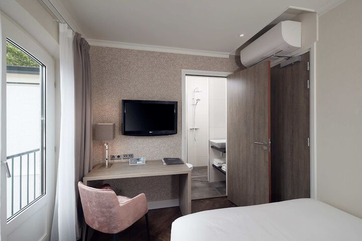 Room 33 of 125