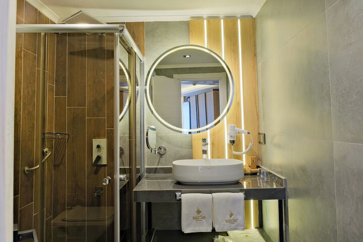 Room 48 of 80