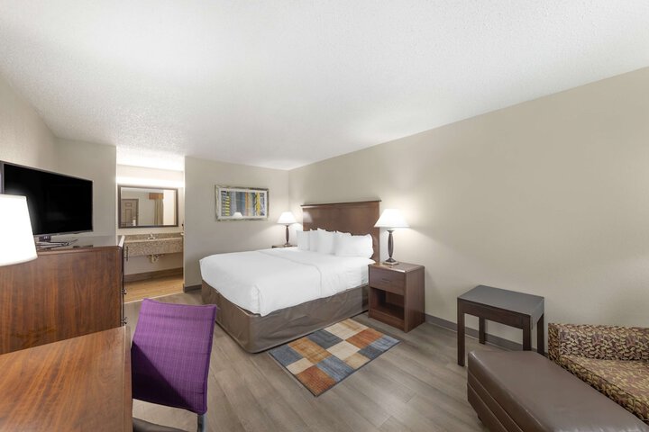 1 Queen Bed High Speed Internet Accessible Microwave and Refrigerator, Coffee Maker Iron and Ironing Board Hairdryer Full Breakfast (18 of 18)