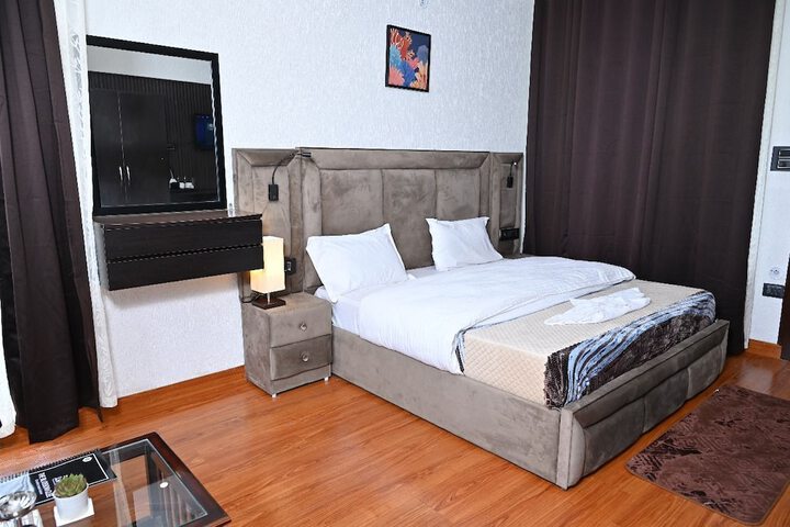 Room 6 of 28