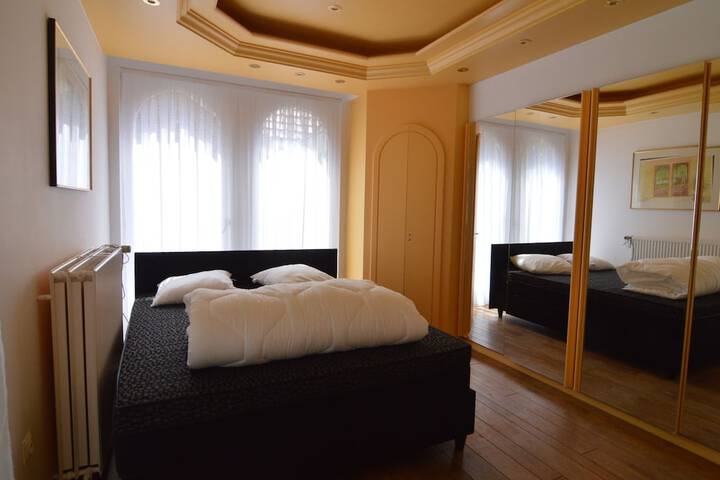 Room 6 of 32
