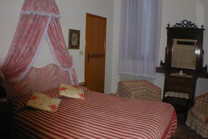 Room 4 of 7