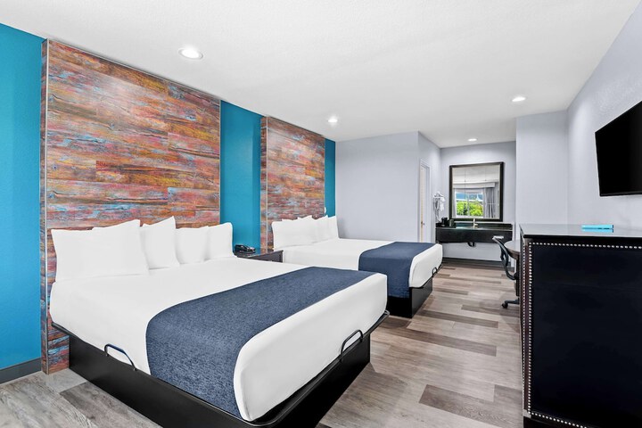 1 King Bed Desk WiFi Continental Breakfast (1 of 19)