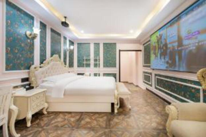 Room 6 of 8