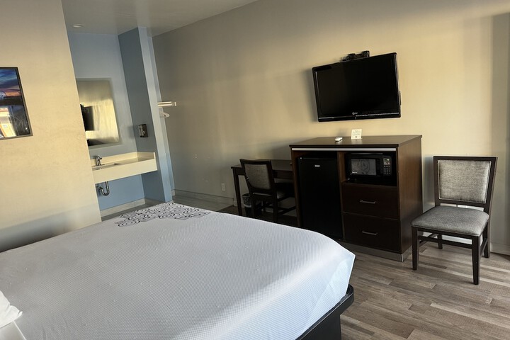 1 King Bed (3 of 22)