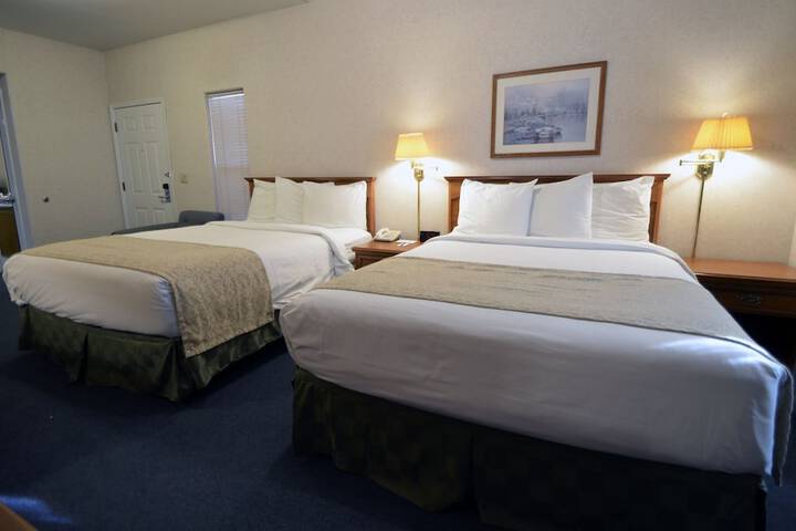 2 Queen Beds (9 of 17)
