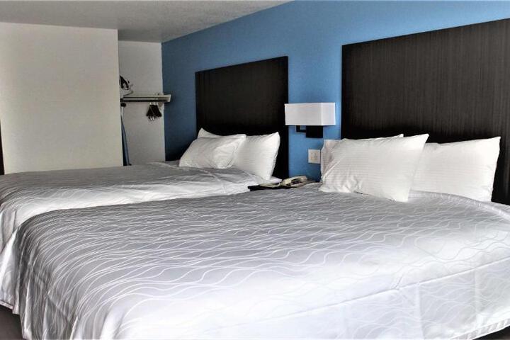 1 Queen Bed (7 of 17)