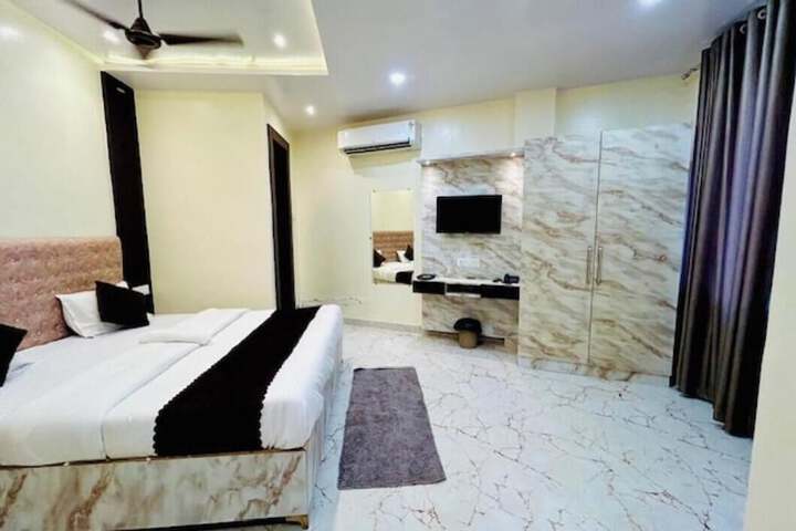Hotel R K Palace