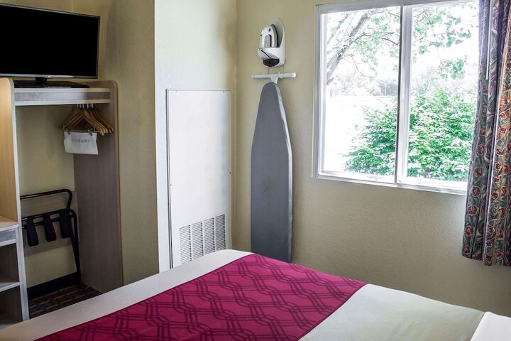 1 Queen Bed (11 of 11)
