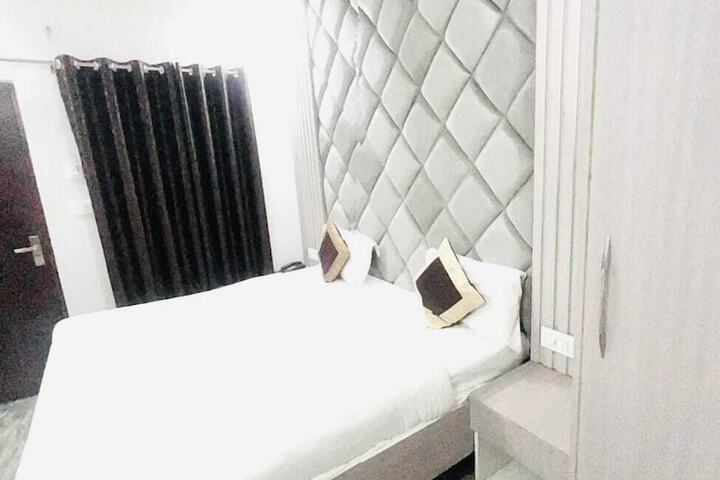 Room 6 of 10