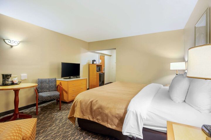 1 King Bed (11 of 21)