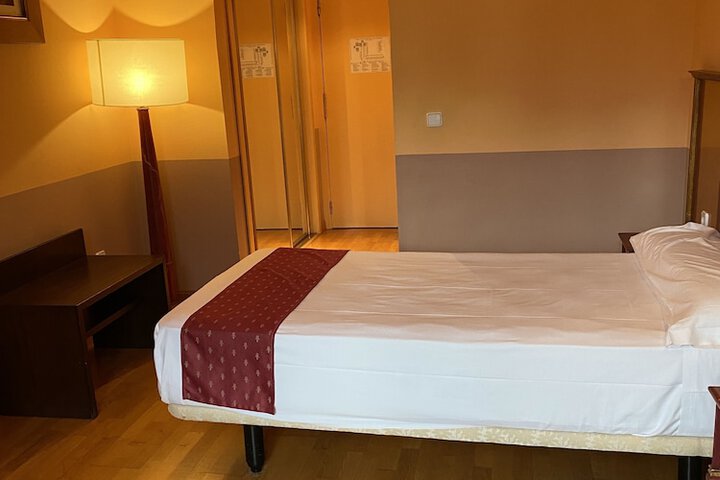Room 9 of 34