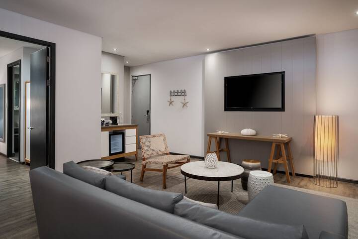 Lounge 69 of 84