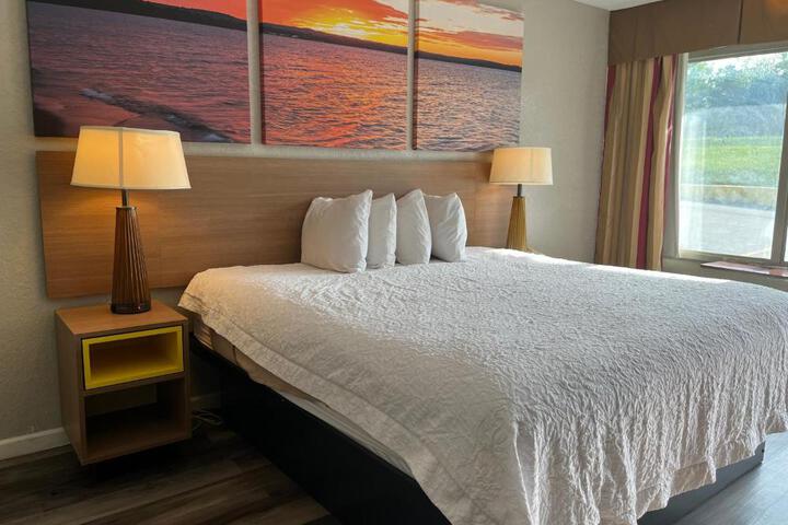 1 King Bed (3 of 12)