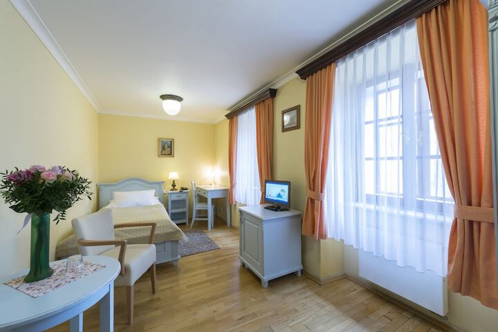 Room 9 of 61
