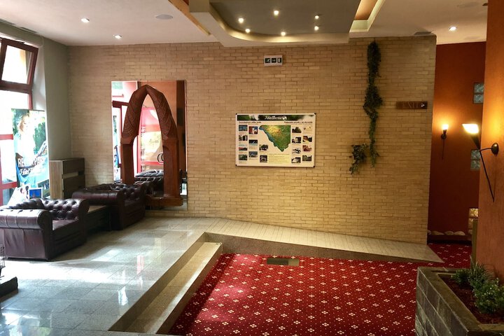 Ballroom/Hall 49 of 60