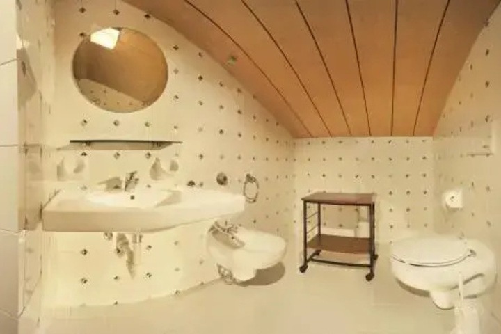 Room 8 of 13