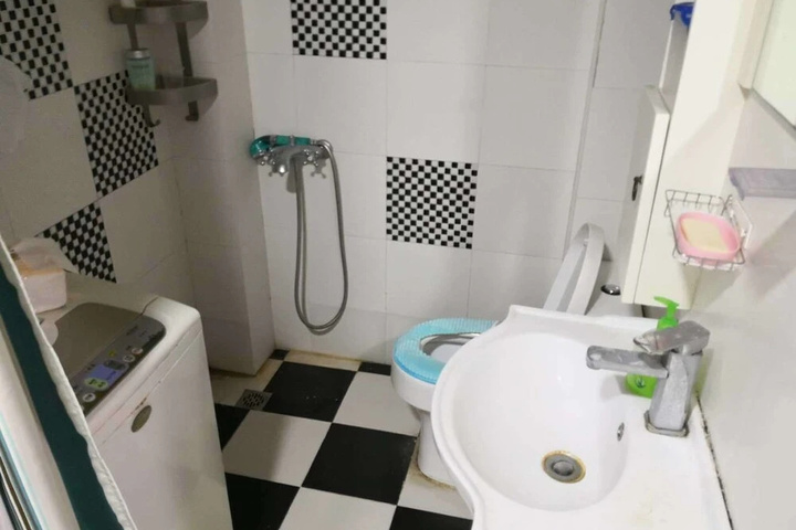 Room 2 of 2