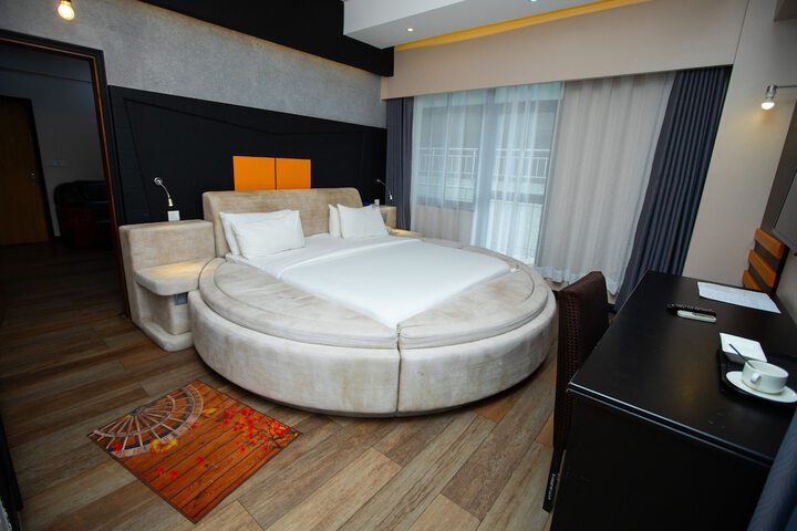 Room 10 of 27