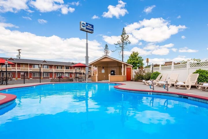 Hotel with Pool